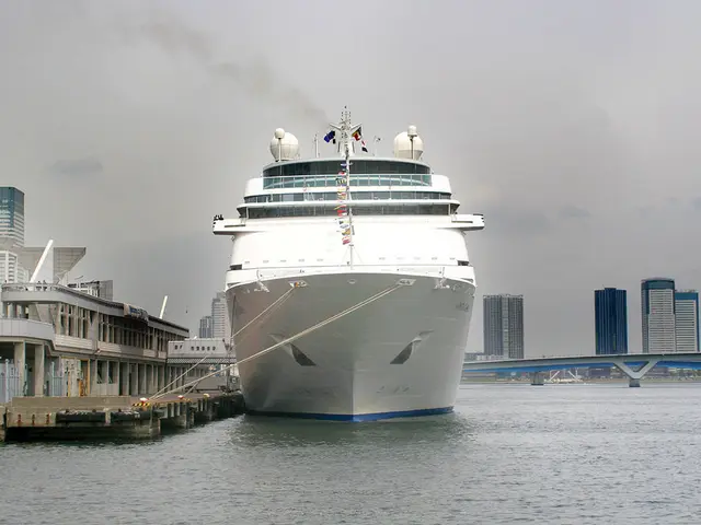 High-end Florida hotels, including Trump's establishments, are plummeting into the earth!