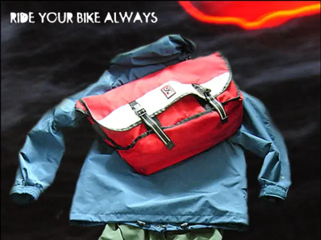 Airport Leggings Etiquette: Opt for Lindsay Lohan's More Stylish Option Instead